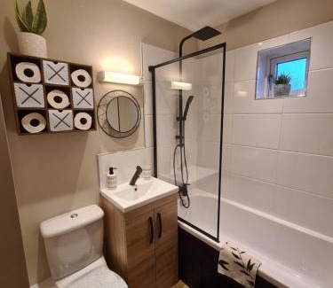Crynant Apartment | Modern 1 bed apartment next to beach and golf course