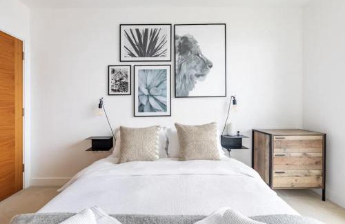 Coldharbour Apartment | Modern 1 bed l City views l Work Space
