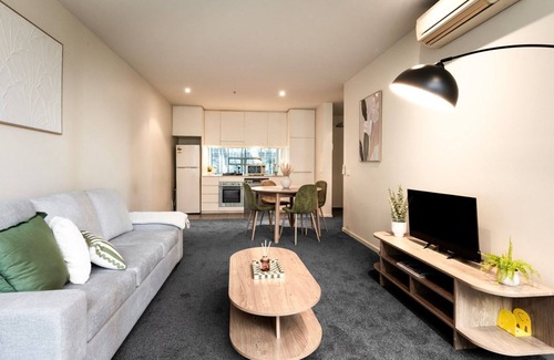 Docklands Apartment | Modern 1-Bedroom Apartment in Docklands Delight