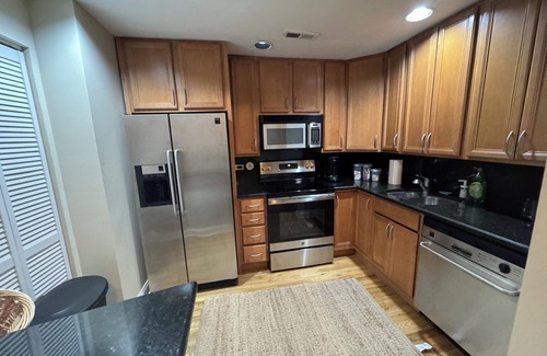 West Town Apartment | Modern 1-bedroom apartment with 1 FREE Parking, Whirlpool bathtub,Full Kitchen