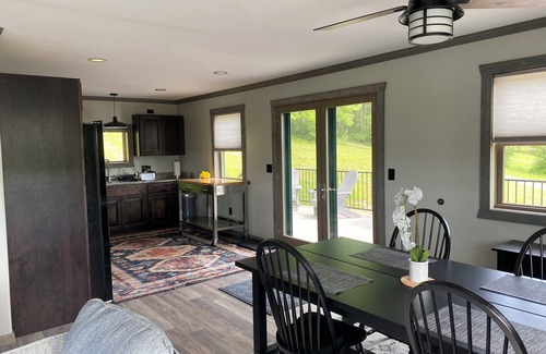 Climax Cottage | Modern 1 bedroom Guest House with sweeping views of the Redbank Creek and Valley