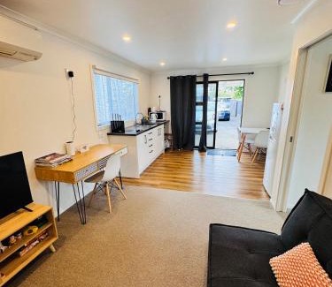 Trentham House | Modern 1 bedroom guest house