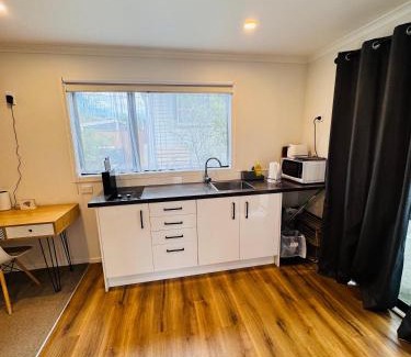 Trentham House | Modern 1 bedroom guest house