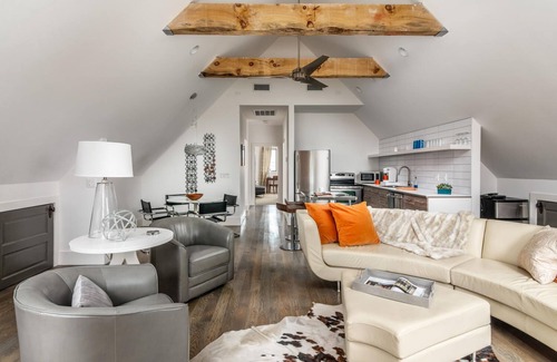 Eighth Avenue House | Modern 1 bedroom loft apartment centrally located
