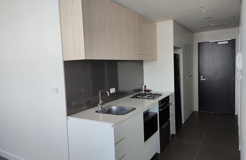 Newcastle Apartment | Modern 1 Bedroom Unit, near Beach with City and Harbour views, parking and WiFi