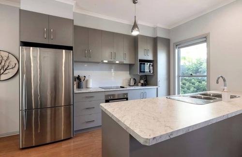 Gawler East House | Modern 1-Bedroom with Private Backyard & Fountain