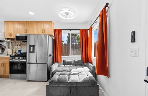 Tustin Apartment | Modern 1B1B Apt Full Kitchen Parking Laundry