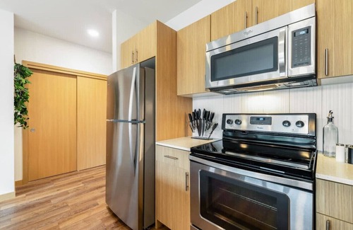 Downtown Apartment | Modern 1BR 1BA+Den!| Redmond| Fit for Long Stays-4