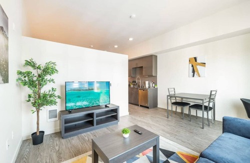 Downtown Apartment | Modern 1BR 1BA - Long Term Gym Parking Redmond DT