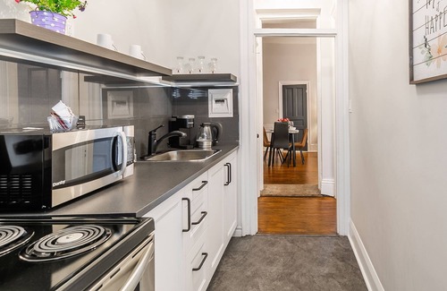 Hamilton Apartment | Modern 1BR Apartment in James South Area