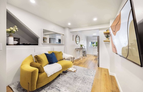 Picnic Point-North Lynnwood Apartment | Modern 1BR Designer's Oasis 1min to I-5 | Costo