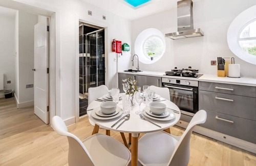 Rushmoor District Apartment | Modern 1BR Flat | WiFi | Netflix | Near Station