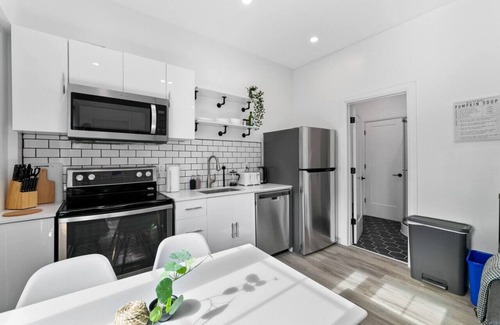 LaSalle House | Modern 1BR Guesthouse | Near Marina & Golf
