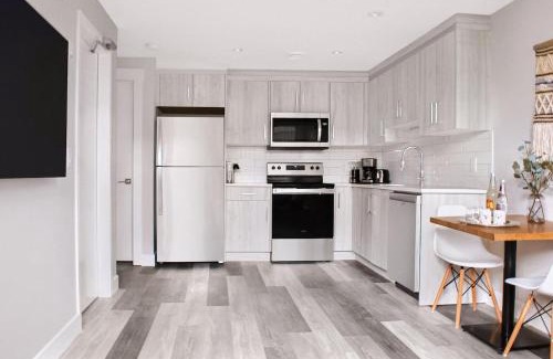 Southwest Calgary Apartment | Modern 1br Home Full Kitchen Smarttv