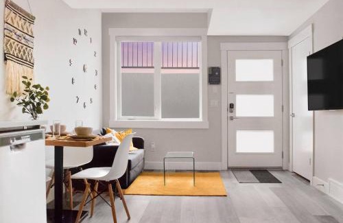 Southwest Calgary Apartment | Modern 1br Home Full Kitchen Smarttv