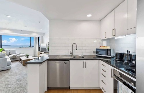 Takapuna Apartment | Modern 1BR w Pool/Gym Steps to Beach: Zodiak Stays