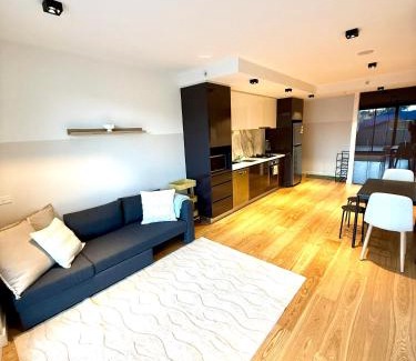 Doncaster Apartment | Modern 2 Bed 2 Bath Apartment with Parking opposite Westfield Doncaster