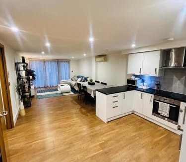 Lancaster Gate Apartment | Modern 2 Bed 2 Bath Apartment with outdoor space Hyde park