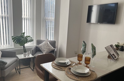 Waterloo Apartment | Modern 2 bed apartment near the beach w/parking