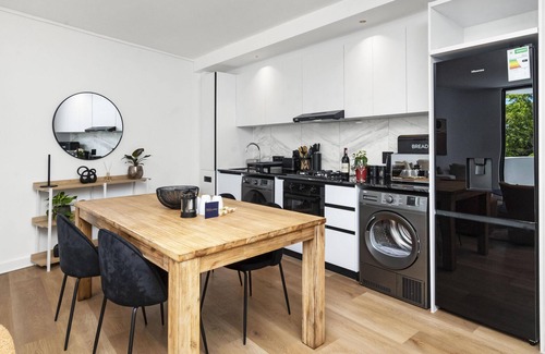 Claremont Apartment | Modern 2-Bed Apartment in Claremont with Balcony