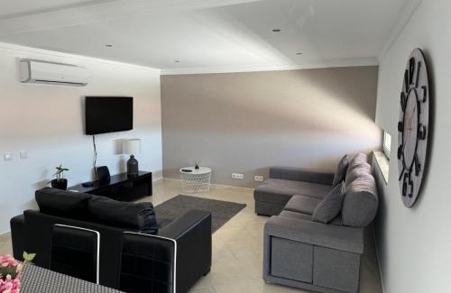 Lagoa e Carvoeiro Apartment | Modern 2 Bed Apartment 5km Carvoeiro