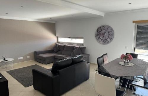 Lagoa e Carvoeiro Apartment | Modern 2 Bed Apartment 5km Carvoeiro