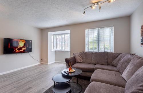 Maidenbower Apartment | Modern 2 Bed Apartment Near Gatwick