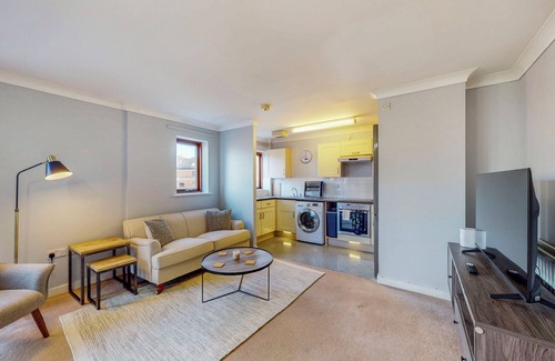 Lansbury Apartment | Modern 2 Bed APT-Balcony W/City Views-Langdon Park