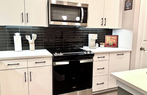 McNeil Apartment | Modern 2- Bed Apt Pool & Gym