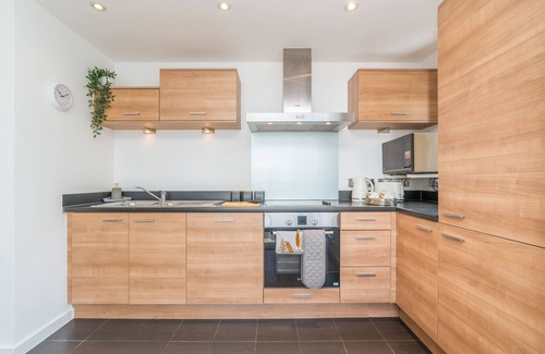 Portsmouth Apartment | Modern 2 Bed Flat with Free Parking & a view from the balcony. Great location.