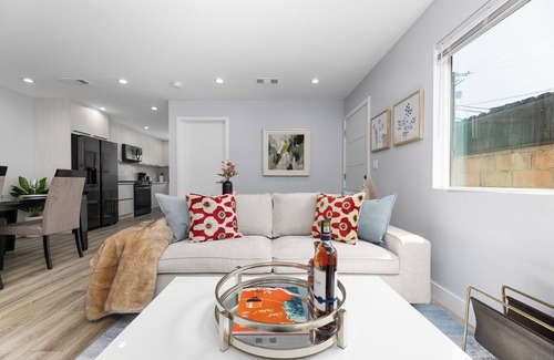Mission Hills House | Modern 2-Bed Perfect for Extended Stays!