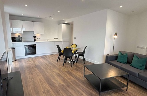 Bracknell Apartment | Modern 2 bed with parking - Nr Ascot