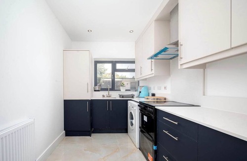 Preston House | Modern 2-Bedroom Annex in London