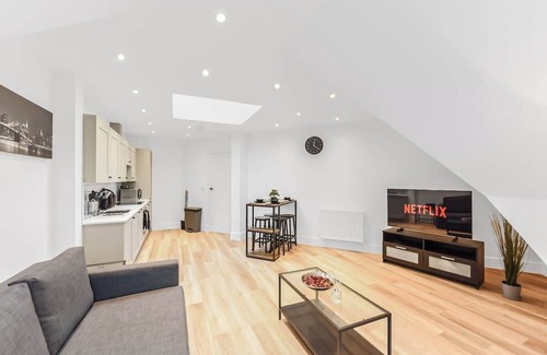 Addiscombe Apartment | Modern 2 Bedroom Stay, Balcony, East Croydon