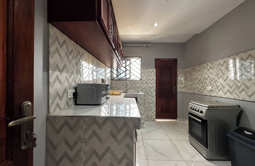 Gbawe Apartment | Modern 2-Bedroom Apartment Near Beach - Rose Villa Accra Suite T1