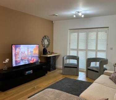 Park Royal Apartment | Modern 2-Bedroom Flat Near Wembley - 9 Minutes from Park Royal Station