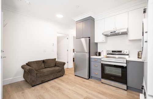 Dunbar House | Modern 2-Bedroom Suite in Prime Location