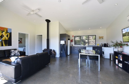 Cessnock City Council Villa | Modern 2 bedroom villa. Sleeps 4. Stunning 200 acre property. Pet Friendly!n