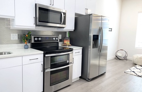 East Side House | Modern 2 BR/2.5 BH clean and cozy townhouse in a safe neighborhood
