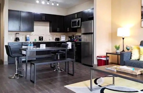Addison Apartment | Modern | 2 TV | king | free parking | W/D