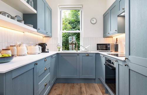 Cotham Apartment | Modern 2BR Flat | Walk to Clifton | Free Parking