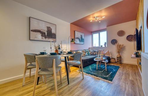 Portsmouth City Centre Apartment | Modern 2BR Hideaway Apartment Sleeps 6 With Parking Central Portsmouth