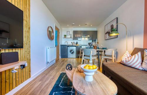Portsmouth City Centre Apartment | Modern 2BR Hideaway Apartment Sleeps 6 With Parking Central Portsmouth