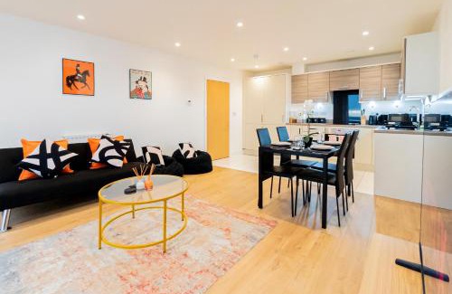 Southampton Apartment | Modern 2BR Penthouse - Extended Stays, Free Parking & Fast Wi-Fi