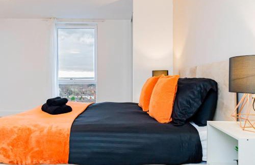 Southampton Apartment | Modern 2BR Penthouse - Extended Stays, Free Parking & Fast Wi-Fi