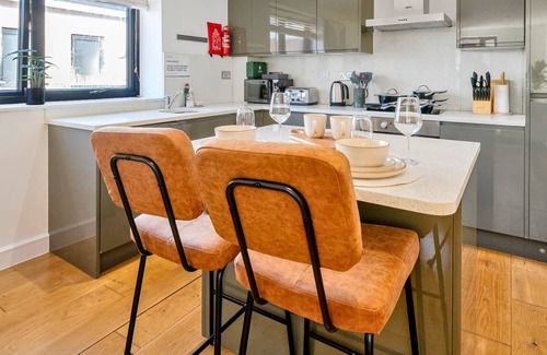 Camberley Apartment | Modern 2BR | Pet-Friendly, Fast Wi-Fi, Netflix