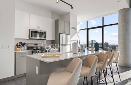 West Loop Apartment | Modern 2BR with City Views - Pool, Gym & Terrace