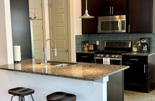 East Cesar Chavez House | Modern 3/2 Home in East Austin - Walk Downtown/Rainey St! Great for groups!