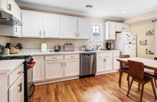 Stamford House | Modern 3 Bdrm Home w/Parking, Park Views, Backyard, King Bed | Near.
