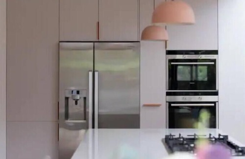 Kensal Green Apartment | Modern 3 bed Family home in Kensal Rise.
